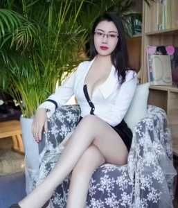 性感眼镜妹允儿